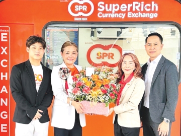 เปิดสาขาใหม่ : สหัพย์ภัค โชควิจิตรกุล กก.ผจก.ศูนย์การค้าเอ็ม บี เค เซ็นเตอร์ และ อนพัทย์ ปรีชาวุฒินันท์
ผอ.สายขายพื้นที่เช่า บจก.เอ็มบีเค เซอร์วิส โซลูชั่น แสดงความยินดีกับ ธริดา สินธนาเลอเดช ผช.กก.ผจก.ใหญ่ สายบริหารสาขา พร้อมทีมงานซุปเปอร์ริช1965 (สีส้ม) ในโอกาสเปิดให้บริการแลกเปลี่ยน
เงินตราต่างประเทศ สาขาใหม่ เพื่อรองรับนักท่องเที่ยวต่างชาติ ที่ศูนย์การค้าเอ็ม บี เค เซ็นเตอร์ เขตปทุมวัน