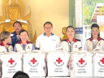 แอปพลิเคชัน “พ้นภัย” : วิไลลักษณ์ ขุปสูงเนิน หัวหน้าสถานีกาชาดที่ 4 นครราชสีมา ร่วมกับเหล่ากาชาดจังหวัดนครราชสีมา, วีรกุล หวังวีระ นายอำเภอสูงเนิน และหน่วยงานที่เกี่ยวข้อง ร่วมกันมอบชุดธารน้ำใจฯ ให้แก่ผู้ประสบวาตภัยที่ขอความช่วยเหลือผ่านแอปฯ ที่รวดเร็วและตรงจุดที่ วัดบ้านทุ่งสะแบง จ.นครราชสีมา