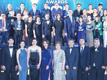 ระบบนิเวศด้านสุขภาพ : นุสรา (อัสสกุล) บัญญัติปิยพจน์ ประธานเจ้าหน้าที่บริหาร และ กก.ผจก.บมจ.ไทยสมุทรประกันชีวิต
มอบรางวัล “OCEAN LIFE Hospital Awards 2025” เพื่อเชิดชูเกียรติสถานพยาบาลเครือข่ายกว่า 241 แห่ง ทั่วประเทศ
ที่ร่วมยกระดับมาตรฐานการดูแลสุขภาพที่เป็นเลิศในทุกมิติ ด้วยการมอบประสบการณ์การรักษาที่ดีที่สุดตั้งแต่การเข้า
รับบริการ ตลอดจนทุกขั้นตอนของการดูแลให้แก่ลูกค้า โดยมุ่งมั่นการเป็นบริษัทประกันชีวิตที่พร้อมดูแลคนไทยให้มีสุขภาพดี