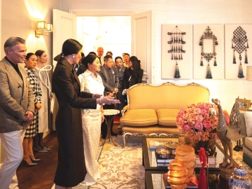 สมเด็จพระเจ้าลูกเธอ เจ้าฟ้าสิริวัณณวรี นารีรัตนราชกัญญา เสด็จเป็นองค์ประธานในพิธีเปิด “Thailand Gallery” พื้นที่จัดแสดงต้นแบบที่สะท้อนอัตลักษณ์และ
ศักยภาพของไทย นำเสนอผลงานศิลปหัตถกรรม งานออกแบบ และนวัตกรรมไทย ของโครงการยกระดับผ้าไทยและงานหัตถศิลป์ไทยสู่เวทีนานาชาติ โดย
“Quattro Design” ซึ่ง พราวพรรณ เลาหพงศ์ชนะ ดีไซน์ไดเร็กเตอร์ และผู้ก่อตั้งแบรนด์ ได้ร่วมคัดสรรและถ่ายทอดความงดงามของ “ผ้าไทยจากชุมชนดอนกอย” จังหวัดสกลนคร ซึ่งพัฒนาภายใต้แนวพระดำริฯ ในโครงการ “ดอนกอยโมเดล” สู่เวทีการออกแบบระดับโลก ณ สถานเอกอัครราชทูตกรุงเฮก ราชอาณาจักรเนเธอร์แลนด์