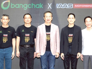 หนุนนักแข่งดาวรุ่งอนาคตไกล : ชัยวัฒน์ โควาวิสารัช ประธานเจ้าหน้าที่บริหาร กลุ่มบริษัทบางจาก, กก.ผจก.ใหญ่
บมจ.บางจาก คอร์ปอเรชั่น และ วุฒิกร อินทรภูวศักดิ์ ประธานกรรมการบริหาร กลุ่มบริษัท เอเอเอส AAS Auto
Service แถลงข่าวความร่วมมือสนับสนุน “เติ้น” ทัศนพล อินทรภูวศักดิ์ อย่างต่อเนื่องเป็นปีที่ 4 ส่งดาวรุ่งชาวไทย
ขยับจากศึก F3 ขึ้นไปลุยศึกใหญ่ FIA Formula 2 Championship 2026 อย่างเต็มภาคภูมิ ที่วัน แบงค็อก