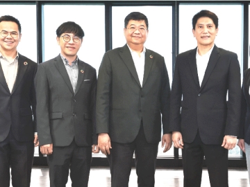 พัฒนาคุณภาพชีวิต : จตุภัทร์ ตั้งคารวคุณ ประธานเจ้าหน้าที่บริหาร บมจ.ทีโอเอ เพ้นท์ (ประเทศไทย) และ รัชต์ชยุตม์ นันทโชติโสภณ President
บมจ.เอพี ไทยแลนด์ ร่วมกันประกาศความร่วมมือเชิงกลยุทธ์ในการสร้าง “Green Supply Chain” เพื่อยกระดับมาตรฐานอุตสาหกรรมอสังหาริมทรัพย์ไทย
โดยคัดสรรวัสดุก่อสร้างรักษ์โลก ด้วยนวัตกรรมสีซุปเปอร์ชิลด์ และแผ่นยิปซัมที่เป็นมิตรต่อสิ่งแวดล้อมที่ผ่านการรับรองมาตรฐานระดับสากล
ทั้งฉลาก EPD และฉลากลดโลกร้อน CFR ลดการปล่อยก๊าซเรือนกระจกได้จริง เพื่อยกระดับ Living Quality ในทุกโครงการของเอพี ไทยแลนด์