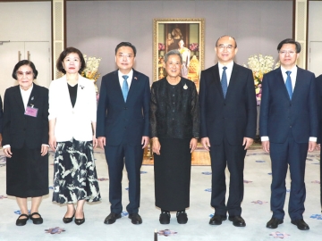 สมเด็จพระกนิษฐาธิราชเจ้า กรมสมเด็จพระเทพรัตนราชสุดาฯ สยามบรมราชกุมารี เสด็จออก ณ วังสระปทุม พระราชทานพระราชวโรกาสให้ นายสวี่ ฉิน
(Mr.Xu Qin) เลขาธิการพรรคคอมมิวนิสต์จีนประจำมณฑลเฮยหลงเจียง สาธารณรัฐประชาชนจีน เฝ้าทูลละอองพระบาท เพื่อกราบบังคมทูลเชิญเสด็จพระราชดำเนินเยือนมณฑลเฮยหลงเจียง สาธารณรัฐประชาชนจีน ในโอกาสนี้ เอกอัครราชทูตสาธารณรัฐประชาชนจีนประจำราชอาณาจักรไทย ข้าราชการกระทรวงการต่างประเทศ
คณะผู้บริหารสถาบันเทคโนโลยีจิตรลดา และคณะผู้บริหารสมาคมภราดรภาพไทย-จีน ร่วมเฝ้าทูลละอองพระบาทด้วย เมื่อวันพฤหัสบดีที่ 23 เมษายน 2569 เวลา 08.57 น.