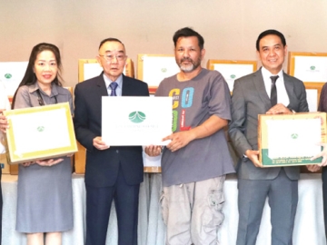 “คุณไม่ใช้..เราขอ” : โรบิน ลี รองประธาน และ ผจก.ทั่วไป โรงแรม ดิ เอมเมอรัลด์
มอบสิ่งของใช้แล้วแต่ยังสภาพดี อาทิ จาน ชาม เสื้อผ้าเครื่องแบบยูนิฟอร์ม
รองเท้า ฯลฯ ให้แก่ผู้แทน มูลนิธิสวนแก้ว (วัดสวนแก้ว) จ.นนทบุรี ก่อตั้งโดย
พระพยอม กัลยาโณ เพื่อส่งต่อผู้ยากไร้และผู้ว่างงานหรือไร้ที่อยู่ ที่โรงแรม ดิ เอมเมอรัลด์