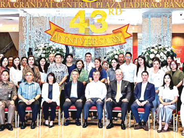 เพื่อความเป็นสิริมงคล : ธีระยุทธ จิราธิวัฒน์ ประธานเจ้าหน้าที่บริหาร โรงแรมและรีสอร์ทในเครือเซ็นทารา เป็นประธานในพิธีทำบุญตักบาตรพระสงฆ์
9 รูป ในโอกาสครบรอบ 43 ปีของโรงแรม โดยมีคณะผู้บริหารระดับสูง โรงแรมและรีสอร์ทในเครือเซ็นทารา และผู้แทนจากหน่วยงานที่มีส่วนเกี่ยวข้อง พร้อมด้วย วุฒิศักดิ์ พิชญกานต์ ผจก.ทั่วไป โรงแรมเซ็นทารา แกรนด์ เซ็นทรัลพลาซา ลาดพร้าว กรุงเทพ คณะผู้บริหาร และพนักงานโรงแรมฯ ร่วมพิธี ที่โรงแรมเซ็นทารา แกรนด์ฯ โดยมุ่งมั่นที่จะให้บริการที่เป็นเลิศ พร้อมตอบสนองความต้องการของลูกค้าด้วยมาตรฐานระดับสากลต่อไป