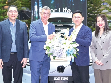 คุ้มครองให้อุ่นใจ : ชุมวิทย์ ชุมชัยเวทย์ กก.ผจก.ทีทีบี โบรกเกอร์ ร่วมยินดีกับ
คริส เวลส์ กก.ผจก.วอลโว่ คาร์ ประเทศไทย และมาเลเซีย ในโอกาสที่ วอลโว่ คาร์
ประเทศไทย มอบประกันภัยรถยนต์ไฟฟ้าชั้น 1 จากธนชาตประกันภัย นาน 5 ปี สำหรับ
รถยนต์ไฟฟ้ารุ่น Volvo EX90 เป็นข้อเสนอพิเศษในงาน Motor Expo 2026