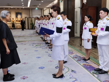 สมเด็จพระกนิษฐาธิราชเจ้า กรมสมเด็จพระเทพรัตนราชสุดาฯ สยามบรมราชกุมารี เสด็จออก ณ วังสระปทุม พระราชทานพระราชวโรกาสให้ นางศุภจี สุธรรมพันธุ์ รองนายกรัฐมนตรี และ รัฐมนตรีว่าการกระทรวงพาณิชย์ นำคณะ
ผู้บริหารกระทรวงพาณิชย์ เฝ้าทูลละอองพระบาท ทูลเกล้าทูลกระหม่อมถวายเงินรายได้จากการออกร้านและจำหน่ายสลากกาชาดในงานกาชาด ประจำปี 2567 เพื่อบำรุงสภากาชาดไทย เมื่อวันพุธที่ 22 เมษายน 2569 เวลา 14.58 น.