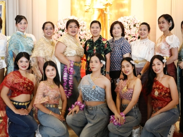 วันขึ้นปีใหม่ไทย : อัจฉรา ชื่นบุญชู ผจก.ทั่วไป โรงแรมเดอะ เบอร์เคลีย์ ประตูน้ำ
จัดงานฉลองเทศกาลสงกรานต์ ประจำปี 2569 เพื่อร่วมอนุรักษ์และสืบสานวัฒนธรรมไทย โดยมีการแสดงรำวงย้อนยุคและรำไทยประยุกต์ สร้างบรรยากาศสนุกสนานให้แขกผู้เข้าพัก พร้อมมอบปืนฉีดน้ำเป็นของที่ระลึก ที่ ล็อบบี้ของโรงแรม