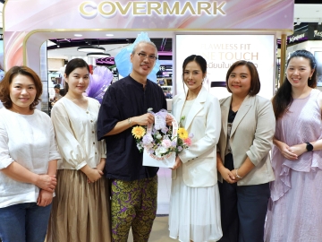 เทคนิคการแต่งหน้า : วีนา ภูเขียว ผจก.แผนกอบรมผลิตภัณฑ์ แบรนด์ COVERMARK บมจ.โอซีซี มอบดอกไม้ให้แก่ ฟลุค-รพี ชูสุวรรณ บิวตี้กูรู และเมคอัพอาร์ติสท์
เจ้าของเพจ fluke - alwaysfluke.com ในโอกาสร่วมจัด “FLAWLESS FIT ONE TOUCH EXCLUSIVE WORKSHOP” ที่ ศูนย์การค้าเซ็นทรัลลาดพร้าว

วัน