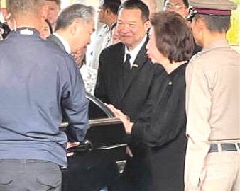 ต้อนรับอบอุ่น : วิจักษณ์ ประดิษฐวณิช ประธานเจ้าหน้าที่บริหาร บมจ.เอ็ม บี เค และ อาทร วนาสันตกุล ประธาน
เจ้าหน้าที่บริหาร ธุรกิจโรงแรมและการท่องเที่ยว บจก.เอ็ม บี เค โฮเต็ล แอนด์ ทัวร์ริซึ่ม ต้อนรับ สีหศักดิ์
พวงเกตุแก้ว รองนายกรัฐมนตรี และ รมว.การต่างประเทศ พร้อมด้วย นายหวัง อี้ รมว.
การต่างประเทศ สาธารณรัฐประชาชนจีน ในโอกาสเดินทางเข้าพำนัก ณ โรงแรมดุสิตธานี กระบี่ บีช รีสอร์ท