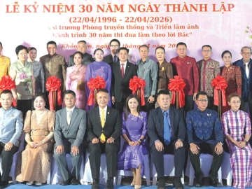 ฉลอง 3 ทศวรรษ : ดิงห์ ฮว่าง ลิงห์ กงสุลใหญ่กิตติมศักดิ์เวียดนาม และภริยา เหงียน ถิ ฮอง อัน จัดงานฉลองครบรอบ 30 ปี การก่อตั้งสถานกงสุลใหญ่สาธารณรัฐ
สังคมนิยมเวียดนาม ประจำจังหวัดขอนแก่น โดยมี สนั่น อังอุบลกุล นายกสมาคมมิตรภาพไทย-เวียดนาม, หลิว หงเหมย กงสุลใหญ่สาธารณรัฐประชาชนจีน
จังหวัดขอนแก่น, อนุพงศ์ สุขสมนิตย์ ผวจ.นครราชสีมา, วรญาณ บุญณราช ผวจ.มุกดาหาร, พร้อมด้วย ผวจ.นครพนม, ผวจ.เลย, ผวจ.กาฬสินธุ์, ผวจ.มหาสารคาม,
ยุทธพร พิรุณสาร รอง ผวจ.ขอนแก่น และ ทอง กุลธัญวัฒน์ นายกสมาคมนักธุรกิจไทย-เวียดนาม ร่วมงาน ที่ สถานกงสุลใหญ่ฯ จังหวัดขอนแก่น