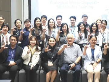อบรมเชิงปฏิบัติการ : นพ.วัชรพงษ์ คำหล้า รองอธิบดี กรมวิทยาศาสตร์การแพทย์ ร่วมเครือข่ายนานาชาติ
เปิดการอบรมด้านการจัดการขยะชีวภาพ (Biological Waste Disposal Workshop) เพื่อพัฒนาศักยภาพบุคลากร
ด้านห้องปฏิบัติการ โดยเฉพาะผู้ผ่านการอบรมหลักสูตร “ผู้นำสอน” (Training of Trainers: ToT) รุ่นที่ 1
และ 2 ให้สามารถถ่ายทอดองค์ความรู้และทักษะด้านการจัดการขยะชีวภาพตามมาตรฐานสากลได้อย่างมีประสิทธิภาพ