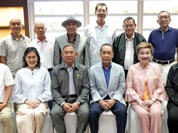 ภูมิพลังสังสรรค์ : พล.อ.อ.ประจิน จั่นตอง ประธานชมรมภูมิพลังแผ่นดิน รุ่นที่ 1 พร้อมกลุ่มผู้บริหารระดับ
แถวหน้าของเมืองไทย อาทิ ดร.สมภพ เจริญกุล, สุภาพ คลี่ขจาย, บุษบา จิราธิวัฒน์ และ ดร.ธีรยุทธ
ทุมมานนท์ ร่วมพบปะสังสรรค์และรับประทานอาหารอย่างเป็นกันเอง เพื่อกระชับความสัมพันธ์และแลกเปลี่ยน
ทัศนะในบรรยากาศที่เต็มไปด้วยรอยยิ้มและความอบอุ่น ณ ห้องหนุมาน บมจ.ล็อกซเล่ย์ คลองเตย