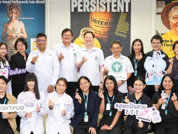 เข้าใจและเข้าถึงง่าย : ราวี บอร์เดีย ผจก.ทั่วไป บจก.เคนวิว (ประเทศไทย), ดร.นพ.ปองพล วรปาณิ
รองอธิบดี กรมอนามัย และ ทพ.ดำรง ธำรงเลาหะพันธุ์ ผอ.สำนักทันตสาธารณสุข กรมอนามัย ร่วมกัน
ลงนามความร่วมมือในแพลตฟอร์มออนไลน์ “หมอฟันใกล้ฉัน” ให้ความรู้ด้านการดูแลสุขภาพช่องปากที่นำไปใช้
ได้จริงในชีวิตประจำวัน เพื่อยกระดับการดูแลสุขภาพช่องปากของคนไทย โดยเฉพาะในกลุ่มวัยทำงาน