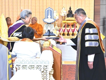 สมเด็จพระกนิษฐาธิราชเจ้า กรมสมเด็จพระเทพรัตนราชสุดาฯ สยามบรมราชกุมารี เสด็จพระราชดำเนิน
แทนพระองค์ไปในการพระราชทานปริญญาบัตรแก่ผู้สำเร็จการศึกษาจากมหาวิทยาลัยมหาสารคาม ประจำปี
การศึกษา 2567 ในการนี้ นายพลากร สุวรรณรัฐ เข้ารับพระราชทานปริญญาปรัชญาดุษฎีบัณฑิตกิตติมศักดิ์
สาขาวิชารัฐศาสตร์ ณ มหาวิทยาลัยมหาสารคาม จังหวัดมหาสารคาม เมื่อวันจันทร์ที่ 27 เมษายน 2569