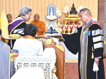 สมเด็จพระกนิษฐาธิราชเจ้า กรมสมเด็จพระเทพรัตนราชสุดาฯ สยามบรมราชกุมารี เสด็จพระราชดำเนินแทนพระองค์ไปในการพระราชทานปริญญาบัตรแก่ผู้สำเร็จการศึกษาจากมหาวิทยาลัยมหาสารคาม ประจำปีการศึกษา 2567 ในการนี้ พลเอกบุญสิน พาดกลาง เข้ารับพระราชทานปริญญาวิศวกรรมศาสตรดุษฎีบัณฑิตกิตติมศักดิ์ สาขาวิชาวิศวกรรมเครื่องกล ณ มหาวิทยาลัยมหาสารคาม เมื่อวันจันทร์ที่ 27 เมษายน 2569