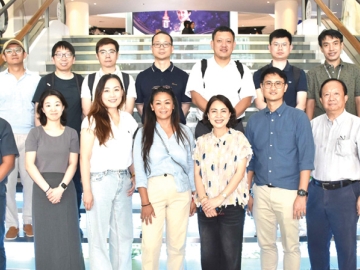 อาคารที่ยั่งยืน : จรูญรัตน์ สาลี กก.ผจก.บจก.พาราไดซ์ พาร์ค ต้อนรับคณะจาก Central-South Architectural
Design Institute Co., Ltd. นำโดย Miss Ding Si, Director CSADI China และ ดร.อ้ออำไพ ใจบุญ กก.ผจก.บจก.อีเทอนอลลี่ กรุ๊ป ที่มาศึกษาดูงานและหารือแนวทางความร่วมมือนำ AI มาประยุกต์ใช้
เพื่อเพิ่มประสิทธิภาพการใช้พลังงานของระบบปรับอากาศภายในอาคาร ที่ศูนย์การค้าพาราไดซ์ พาร์ค