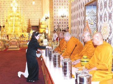 สมเด็จพระเจ้าน้องนางเธอ เจ้าฟ้าจุฬาภรณวลัยลักษณ์ อัครราชกุมารี กรมพระศรีสวางควัฒน วรขัตติยราชนารี
เสด็จไปในการบำเพ็ญพระกุศลถวายพระบรมศพ สมเด็จพระนางเจ้าสิริกิติ์ พระบรมราชินีนาถ
พระบรมราชชนนีพันปีหลวง ในโอกาสที่มูลนิธิศรีสวางควัฒน ในพระอุปถัมภ์ฯ และราชวิทยาลัยจุฬาภรณ์ ได้รับพระราชทานพระบรมราชานุญาตให้เป็นเจ้าภาพ ณ พระที่นั่งดุสิตมหาปราสาท ในพระบรมมหาราชวัง
