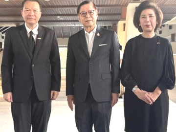 แขกสำคัญ : อาทร วนาสันตกุล ประธานเจ้าหน้าที่บริหารธุรกิจโรงแรมและการท่องเที่ยว บจก.เอ็ม บี เค โฮเต็ล แอนด์ ทัวร์ริซึ่ม
ต้อนรับ สีหศักดิ์ พวงเกตุแก้ว รองนายกรัฐมนตรี และ รมว.กระทรวงการต่างประเทศ ในโอกาสเดินทางเข้าพัก ที่โรงแรมดุสิตธานี กระบี่ บีช รีสอร์ท โรงแรมหรูระดับ 5 ดาว บนชายหาดคลองม่วง จังหวัดกระบี่ พร้อมกับ นายหวัง อี้ รมว.กระทรวงการต่างประเทศ สาธารณรัฐประชาชนจีน โดยมี วิจักษณ์ ประดิษฐวณิช ประธานเจ้าหน้าที่บริหาร บมจ.เอ็ม บี เค ร่วมต้อนรับ