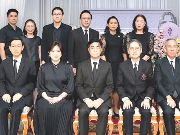 ร่วมอาลัย : รศ.ดร.นพ.จิรุตม์ ศรีรัตนบัลล์ คณบดีคณะแพทยศาสตร์ จุฬาลงกรณ์มหาวิทยาลัย และผู้อำนวยการโรงพยาบาลจุฬาลงกรณ์ พร้อมด้วย ศ.นพ.สุทธิพงศ์ วัชรสินธุ ผู้ช่วยเลขาธิการ สภากาชาดไทย ร่วมงานสวดพระอภิธรรมบำเพ็ญกุศล
ให้แก่ คุณแม่ประมวลศรี วงศ์ศรีชนาลัย มารดาของ พ.อ.นพ.วิริสสร วงศ์ศรีชนาลัย ผช.ผอ.ด้านบริหารกายภาพ
โรงพยาบาลจุฬาลงกรณ์ โดยมีคณะผู้บริหาร โรงพยาบาลจุฬาลงกรณ์ และสภากาชาดไทย ร่วมในพิธี ที่วัดโสมนัสราชวรวิหาร