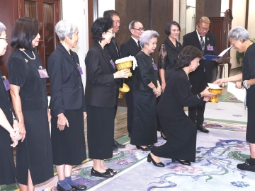 สมเด็จพระกนิษฐาธิราชเจ้า กรมสมเด็จพระเทพรัตนราชสุดาฯ สยามบรมราชกุมารี เสด็จออก ณ วังสระปทุม
พระราชทานพระราชวโรกาสให้ รองศาสตราจารย์อนันต์ชัย คงจันทร์ ข้าราชการบำนาญ จุฬาลงกรณ์มหาวิทยาลัย
และคณะเฝ้าทูลละอองพระบาท ทูลเกล้าทูลกระหม่อมถวายเงินเพื่อสมทบทุนมูลนิธิชัยพัฒนา เพื่อสมทบทุนมูลนิธิราชสุดา และเพื่อสมทบทุนมูลนิธิเทพรัตนเวชชานุกูล เมื่อวันพฤหัสบดีที่ 30 เมษายน 2569 เวลา 09.00 น.