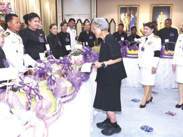 สมเด็จพระกนิษฐาธิราชเจ้า กรมสมเด็จพระเทพรัตนราชสุดาฯ สยามบรมราชกุมารี เสด็จออก ณ วังสระปทุม พระราชทานพระราชวโรกาสให้ นางสาวฉัตรประอร นิยม ผู้ว่าราชการจังหวัดฉะเชิงเทรา นำคณะข้าราชการ ผู้นำกลุ่มเกษตรกร
และกลุ่มผู้นำแปรรูปผลิตผลทางการเกษตรของจังหวัดฉะเชิงเทรา เฝ้าฯ ทูลเกล้าฯ ถวายเงินโดยเสด็จพระราชกุศล
ตามพระราชอัธยาศัย และทูลเกล้าฯ ถวายผลผลิตทางการเกษตร เมื่อวันพฤหัสบดีที่ 30 เมษายน 2569 เวลา 17.30 น.