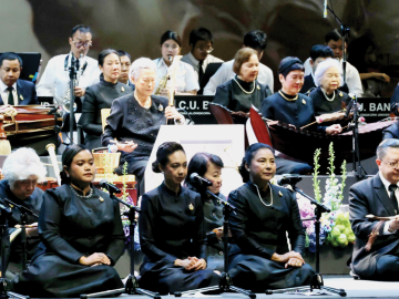สมเด็จพระกนิษฐาธิราชเจ้า กรมสมเด็จพระเทพรัตนราชสุดาฯ สยามบรมราชกุมารี เสด็จพระราชดำเนินไปทรงเปิดงานวันมูลนิธิสิรินธร ประจำปี 2569 ซึ่งมูลนิธิสิรินธร
ร่วมกับกรมศิลปากร จัดขึ้นเพื่อหารายได้สมทบทุนมูลนิธิสิรินธร โอกาสนี้ ทรงขับร้องและทรงซอด้วง ในบทพระราชนิพนธ์ฯ ชุด “พระผู้ให้” (To Give Without
Discrimination ให้โดยไม่เลือกที่รักมักที่ชัง) ร่วมกับวงดนตรีไทยสายใยจามจุรี วงดนตรีสากลสโมสรนิสิตจุฬาลงกรณ์มหาวิทยาลัยและวงดนตรีพื้นเมือง
ภาคเหนือคณะศิลปกรรมศาสตร์จุฬาลงกรณ์มหาวิทยาลัย ณ โรงละครแห่งชาติ เขตพระนคร กรุงเทพมหานคร เมื่อวันอาทิตย์ที่ 3 พฤษภาคม 2569 เวลา 08.58 น.