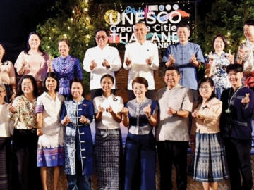 หนึ่งเดียวในไทย : ณัฐพงษ์ สงวนจิตร ผวจ.สุพรรณบุรี เปิดกิจกรรม “Unesco Creative Cities Thailand @SUPHANBURI”
โดยจังหวัดสุพรรณบุรีได้รับการรับรองจากยูเนสโก ให้เป็นเครือข่ายเมืองสร้างสรรค์ด้านดนตรี ประจำปี 2566 ด้วยจุดเด่นเป็นเมือง
แห่งปราชญ์ศิลปิน เช่น ครูมนตรี ตราโมท, พุ่มพวง ดวงจันทร์ และดนตรี 5 สายธาร หรือ เบญจภาคีดนตรีสุพรรณบุรี ได้แก่
ดนตรีไทย เพลงพื้นบ้าน เพลงลูกทุ่ง เพลงเพื่อชีวิต และดนตรีสมัยใหม่ ที่ โบราณสถานวัดสนามชัย จังหวัดสุพรรณบุรี