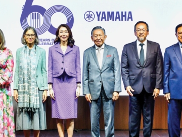 ผู้นำวงการดนตรีศึกษา : ดร.พรเทพ พรประภา ประธานกรรมการ บจก.สยามดนตรียามาฮ่า จัดงานฉลองครบรอบ 60 ปี
โรงเรียนดนตรียามาฮ่า ชูหลักสูตรซึ่งได้รับความนิยมจากนักเรียนทั่วโลก นำเข้าเครื่องดนตรีคุณภาพระดับสากลรองรับการเติบโต
ของธุรกิจ และขยายเครือข่ายโรงเรียนดนตรีทั่วประเทศกว่า 85 แห่งทั่วไทย โดยมี ประนัปดา พรประภา กก.ผจก.ใหญ่
ร่วมต้อนรับแขก อาทิ โอตากะ มาซาโตะ ออท.ญี่ปุ่นฯ, คาทารีนา วีเซอร์ ออท.ออสเตรีย และ กลินท์ สารสิน ที่ สยามปทุมวัน เฮ้าส์