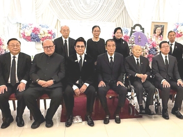 ร่วมอาลัย : พลเอกมงคล อัมพรพิสิฏฐ์ อดีตผู้บัญชาการทหารสูงสุด ร่วมในพิธีสวดพระอภิธรรม กุณฑลา สันติประภพ ภริยา
พลตำรวจเอกประทิน สันติประภพ อดีตอธิบดีกรมตำรวจ โดยมี ดร.นารี บุญธีรวร, ดร.นริศ ชัยสูตร, ปกรณ์ มาลากุล ณ อยุธยา,
วิรัตน์ เอื้อนฤมิต, เพ็ญจันทร์ จริเกษม, เกศรา มัญชุศรี ฯลฯ ผู้บริหารที่เรียนหลักสูตรผู้บริหารระดับสูง (วตท.) รุ่นที่ 4 สถาบันวิทยาการตลาดทุน รุ่นเดียวกับ ดร.วิรไท สันติประภพ มาร่วมในพิธี พร้อมด้วย ดร.อภิชัย บุญธีรวร โดยมีพิธีสวดพระอภิธรรมถึงวันพุธที่ 13 พฤษภาคม เวลา 18.30 น. ณ ศาลา 150 ปี วัดมกุฏกษัตริยารามและพิธีฌาปนกิจวันพฤหัสบดีที่ 14 พฤษภาคม 2569 เวลา 17.00 น.