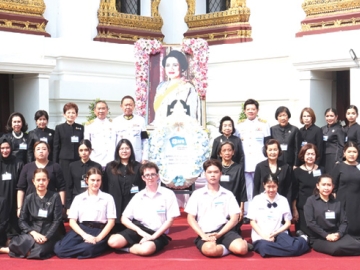 น้อมถวายความอาลัย : สนั่น อังอุบลกุล ประธานมูลนิธิ เอ เอฟ เอส ประเทศไทย นำคณะกรรมการฯ
เป็นเจ้าภาพบำเพ็ญกุศลถวายพระบรมศพ สมเด็จพระนางเจ้าสิริกิติ์ พระบรมราชินีนาถ พระบรมราชชนนีพันปีหลวง
โดยมี ผศ.พราวพรรณ เหลืองสุวรรณ, สุรวัฒน์ ชมภูพงษ์, นพ.เจริญ ปฏิภาณเทวา, พยอม วลัยพัชรา, พนิดา เทพกาญจนา และคณะนักเรียนร่วมพิธี ณ พระที่นั่งดุสิตมหาปราสาท ในพระบรมมหาราชวัง