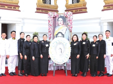 น้อมรำลึกในพระมหากรุณาธิคุณ : ดร.นฎาประไพ สุจริตกุล ประธานกรรมการ มูลนิธิสมเด็จพระนางเจ้าอินทรศักดิศจี พระวรราชชายา ในรัชกาลที่ 6 ในพระราชูปถัมภ์ฯ นำคณะกรรมการฯ เป็นเจ้าภาพบำเพ็ญกุศล
พระบรมศพสมเด็จพระนางเจ้าสิริกิติ์ พระบรมราชินีนาถ พระบรมราชชนนีพันปีหลวง โดยมี พิมพ์ จารุเศรนี,
โสภิต สุจริตกุล และ จันทวรรณ สุจริตกุล ร่วมพิธีฯ ณ พระที่นั่งดุสิตมหาปราสาท ในพระบรมมหาราชวัง