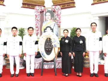 เจ้าภาพถวายความอาลัย : วิชา พูลวรลักษณ์ ประธานกรรมการ และ กิตติวรรณ อนุเวชสกุล
ประธานกรรมการบริหาร พร้อมด้วยคณะ
ผู้บริหาร บริษัท แมคไทย จำกัด ผู้นำธุรกิจร้านอาหารบริการด่วน (QSR) ภายใต้แบรนด์
แมคโดนัลด์ ประเทศไทย ร่วมเป็นเจ้าภาพ
ในพระพิธีธรรมสวดพระอภิธรรมพระบรมศพ สมเด็จพระนางเจ้าสิริกิติ์ พระบรมราชินีนาถ พระบรมราชชนนีพันปีหลวง โดยมีพนักงาน
เข้าร่วมในพิธี เพื่อแสดงความจงรักภักดี
ถวายความอาลัยและน้อมสำนึกในพระมหากรุณาธิคุณอันหาที่สุดมิได้ ณ พระที่นั่ง
ดุสิตมหาปราสาท พระบรมมหาราชวัง