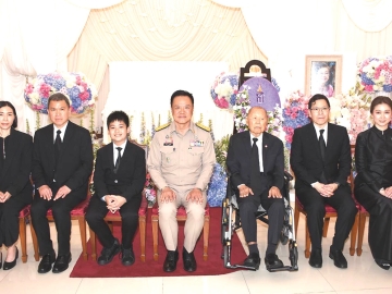 ร่วมอาลัย : อนุทิน ชาญวีรกูล นายกรัฐมนตรี
และรัฐมนตรีว่าการกระทรวงมหาดไทย
เป็นประธานในพิธีสวดพระอภิธรรมบำเพ็ญกุศล กุณฑลา สันติประภพ ภริยา พล.ต.อ.ประทิน
สันติประภพ อดีตอธิบดีกรมตำรวจ โดยมี
รศ.ดร.ประทิต สันติประภพ, ทพญ.บุพกร
ภัทรเกียรติพงษ์, ดร.วิรไท สันติประภพ, รศ.พญ.จีรันดา
สันติประภพ และ ด.ช.วิรณัฏฐ์ สันติประภพ
บุตร-ธิดา-สะใภ้-หลานชายคนเดียว ต้อนรับ
โดยมีพิธีสวดพระอภิธรรมถึงวันพุธที่ 13 พฤษภาคม เวลา 18.30 น. ณ ศาลา 150 ปี
วัดมกุฏกษัตริยาราม และพิธีฌาปนกิจ
ในวันพฤหัสบดีที่ 14 พฤษภาคม 2569 เวลา 17.00 น.