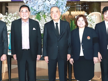 กระบวนการยุติธรรม : ดร.อัศวิน อิงคะกุล ประธานกรรมการบริหาร และ อนัคพล อิงคะกุล รองประธานกรรมการบริหารมิราเคิล กรุ๊ป ต้อนรับ ศ.ดร.นครินทร์
เมฆไตรรัตน์ ประธานศาลรัฐธรรมนูญ ในโอกาสมาเป็นประธานเปิดงาน “โครงการเสริมสร้างและแลกเปลี่ยนองค์ความรู้สู่การพัฒนากระบวนการยุติธรรมทางรัฐธรรมนูญ (OCC Public Lecture and Academic Forum)” หัวข้อ “Landmark Cases of the German Federal Constitutional Court” โดยมี วัลภา ทิพพะพาทย์ ผอ.สำนักประธานศาลรัฐธรรมนูญ และ ฐิติพงศ์ ฤกษ์เย็น ผอ.กลุ่มงานสนับสนุนคณะตุลาการศาลรัฐธรรมนูญ ร่วมงาน ที่ โรงแรมมิราเคิล แกรนด์ คอนเวนชั่น