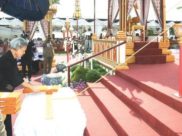 สมเด็จพระกนิษฐา
ธิราชเจ้า กรมสมเด็จ
พระเทพรัตนราชสุดาฯ สยามบรมราชกุมารี เสด็จพระราชดำเนินไปในการพระราชทานเพลิงศพพระราช
วชิรคุณาธาร (ทองดี
อนีโฆ) ซึ่งริเริ่ม
โครงการปฏิบัติธรรม
บวชเนกขัมมะ ณ วัดใหม่ปลายห้วย อำเภอสามง่าม จังหวัดพิจิตร เมื่อวันจันทร์ที่ 11 พฤษภาคม 2569 เวลา 14.30 น.