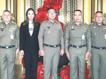 ฝึกอบรม : ลักษมีกานต์ อิงคะกุล ประธานเจ้าหน้าที่บริหาร มิราเคิล กรุ๊ป ต้อนรับ พล.ต.ท.สุรพงษ์ ถนอมจิตร ผู้ช่วยผู้บัญชาการ
ตำรวจแห่งชาติ ในพิธีเปิด “โครงการฝึกอบรมนายทะเบียนจังหวัด ตามพระราชบัญญัติธุรกิจรักษาความปลอดภัย พ.ศ. 2558” โดยมี
พล.ต.ต.ชรินทร์ โกพัฒน์ตา รองผู้บัญชาการตำรวจนครบาล, พล.ต.ต.พิทักษ์ อุทัยธรรม รองผู้บัญชาการ ประจำ สนง.ผบ.ตร.,
พล.ต.ต.ทินกร สมวันดี ผู้บังคับการอำนวยการ กองบัญชาการตำรวจนครบาล ร่วมงาน ที่โรงแรมอัศวิน แกรนด์ คอนเวนชั่น