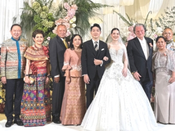 รักมั่นนิจนิรันดร์ : สนั่น-คุณหญิงณัฐิกา อังอุบลกุล เป็นประธานในพิธีฉลองสมรสพระราชทาน
ระหว่าง ณัฐกัลย์ พรมเสพสัก บุตรี อมร-เพ็ชรแก้ว พรมเสพสัก และ วิชญ์ภาส ชำนาญยนต์ บุตร สุทัศน์-
สินีนาถ ชำนาญยนต์ โดยมี รอล์ฟ วอน บูเรน, พล.อ.ต.สุพิชัย สุนทรบุระ, ฐิตินันท์ วัธนเวคิน,
พงศ์เทพ-พนิดา เทพกาญจนา ร่วมอวยพรและแสดงความยินดีกับคู่บ่าวสาว ที่โรงแรมเรเนซองส์ กรุงเทพ