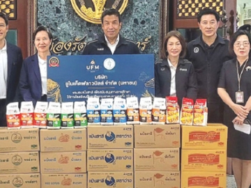 เพื่อการศึกษาฝึกอาชีพ : วันทนา ทองไทย ประธานกรรมการบริหาร และ พีรพล เสรฐภักดี กรรมการบริหาร
บมจ.ยูไนเต็ดฟลาวมิลล์ (UFM) ผู้ผลิตและจัดจำหน่ายแป้งสาลีรายใหญ่ มอบแป้งสาลี กว่า 1,000 ลัง “UFM สานต่อโครงการเพื่อสังคมสร้างอาชีพให้คนไทย สนับสนุนโรงเรียนฝึกอาชีพกรุงเทพมหานคร ปีที่ 2”
ให้แก่ ชัชชาติ สิทธิพันธุ์ ผู้ว่าราชการกรุงเทพมหานคร เพื่อใช้เป็นวัตถุดิบหลักในการจัดการเรียนการสอน