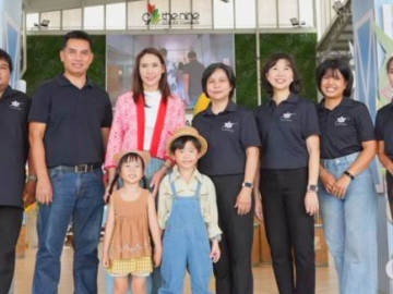 Kaset Fun Fair : ชวรมย์ มังคละคีรี กก.ผจก.บจก.เดอะไนน์ ติวานนท์ ต้อนรับ รศ.ดร.พัชรียา บุญกอแก้ว คณบดีคณะเกษตร และ ผศ.ดร.พนามาศ ตรีวรรณกุล
รองคณบดีฝ่ายบริการวิชาการฯ มหาวิทยาลัยเกษตรศาสตร์ ในงาน “ยกไร่สุวรรณ มาไว้ที่เดอะไนน์ ติวานนท์” ที่ ศูนย์การค้าเดอะไนน์ เซ็นเตอร์ ติวานนท์