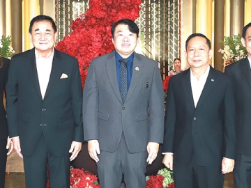 มาตรฐานโลจิสติกส์ : ดร.อัศวิน อิงคะกุล ประธานกรรมการบริหาร และ ลักษมีกานต์ อิงคะกุล ประธานเจ้าหน้าที่บริหาร มิราเคิล
กรุ๊ป พร้อมผู้บริหาร ต้อนรับ สิริพงศ์ อังคสกุลเกียรติ รมช.คมนาคม ในพิธีเปิดงานเทคโนโลยีขับเคลื่อนธุรกิจ มาตรฐาน
โลจิสติกส์กำหนดอนาคต “Driven by Tech, Empowered by Standard” จัดโดย กรมการขนส่งทางบก โดยมี พล.อ.อภิชาติ
อุ่นอ่อน หัวหน้าคณะทำงาน พร้อม 2 รองอธิบดีกรมการขนส่งทางบก ร่วมงาน ที่ โรงแรมอัศวิน แกรนด์ คอนเวนชั่น