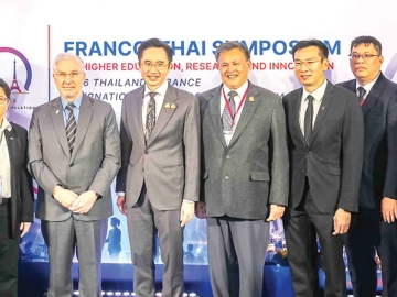 170 ปี ความสัมพันธ์ทางการทูตไทย-ฝรั่งเศส : ศ.ดร.ยศชนัน วงศ์สวัสดิ์ รองนายกรัฐมนตรี และ รมว.
การอุดมศึกษา วิทยาศาสตร์ วิจัยและนวัตกรรม พร้อมด้วย ฌ็อง-โกลด ปวงเบิฟ เอกอัครราชทูตสาธารณรัฐ
ฝรั่งเศสประจำราชอาณาจักรไทย เปิดประชุม “Franco-Thai Symposium on Higher Education, Research
and Innovation” ที่ โรงแรมเซ็นทารา แกรนด์ฯ ลาดพร้าว โดยมี วุฒิศักดิ์ พิชญกานต์ ผจก.ทั่วไป ต้อนรับ