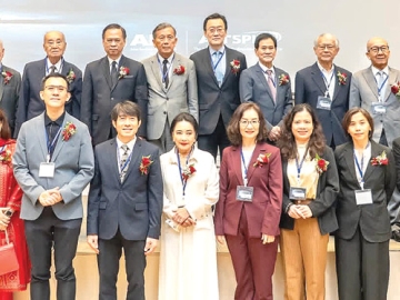 บัณฑิตศึกษา : ศ.ดร.ไผ่-ฉี ลี อธิการบดี สถาบันเทคโนโลยีแห่งเอเชีย (AIT) พร้อมด้วย พล.อ.ดร.บุญสร้าง เนียมประดิษฐ์
ประธานคณะกรรมการบริหาร AIT และ ศ.ดร.วรศักดิ์ กนกนุกุลชัย ราชบัณฑิต ร่วมกันเปิดตัว สำนักวิชาปัญญาเชิงวิชาชีพ
แห่งสถาบันเอไอที (The AIT School of Professional Intelligence - AITSPIN) พัฒนาศักยภาพผู้นำองค์กรและ
ภาคธุรกิจให้ปรับตัวได้ในโลกที่เปลี่ยนแปลงอย่างรวดเร็วจากอิทธิพลของปัญญาประดิษฐ์ ที่ โรงแรมอีสติน แกรนด์ พญาไท