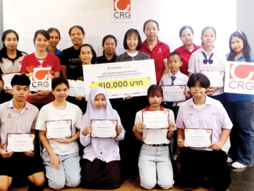 “เพาะต้นกล้าเพื่อ
อนาคต” : จารุวรรณ
งามพิสุทธิ์ไพศาล Head of Human Resources บจก.
เซ็นทรัล เรสตอรองส์
กรุ๊ป (CRG) มอบทุน
การศึกษาแก่พนักงาน
และบุตรพนักงาน
ที่มีผลการเรียนและ
ความประพฤติดี
126 ทุน รวม 810,000 บาท เพื่อ
สนับสนุนโอกาสทางการศึกษา
และแบ่งเบาภาระ