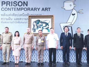 รองรับการฝึกอาชีพ : พล.อ.ไพบูลย์ คุ้มฉายา องคมนตรี รองประธานคณะกรรมการมูลนิธิราชทัณฑ์ปันสุข
ทำความ ดี เพื่อชาติ ศาสน์ กษัตริย์ในพระบรมราชูปถัมภ์ เปิดร้านอาหาร “Chance and Change Café”
และตรวจเยี่ยมโครงการชุมชนบำบัดและการฝึกวิชาชีพผ่านนิทรรศการแสดงงานศิลปะ โดยมี มณีสุดา
ศิลาอ่อน ปธ.จนท.สำนักพัฒนาความยั่งยืนฯ บมจ.เอส แอนด์ พี ซินดิเคท ร่วมพิธี ที่ ทัณฑสถานบำบัดพิเศษกลาง