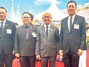 พิธีวางศิลาฤกษ์ : วิจักษณ์ ประดิษฐวณิช ประธานเจ้าหน้าที่บริหาร บมจ.เอ็ม บี เค พร้อมด้วย ศ.เกียรติคุณ
นพ.เกษม วัฒนชัย องคมนตรี, ศ.นพ.ประกาศิต จิรัปปภา กรรมการบริหารมูลนิธิรามาธิบดีฯ และ พีระพัฒน์
เมฆสิงห์วี กก.ผจก.ใหญ่ บมจ.ทุนธนชาต เข้ารับพระราชทานเข็มที่ระลึกจาก สมเด็จพระกนิษฐาธิราชเจ้า
กรมสมเด็จพระเทพรัตนราชสุดาฯ สยามบรมราชกุมารี ณ อาคารโรงพยาบาลรามาธิบดีและย่านนวัตกรรมโยธี