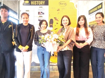 นวัตกรรมรองเท้า : จรูญรัตน์ สาลี กก.ผจก.บจก.พาราไดซ์ พาร์ค ร่วมยินดีกับ
นุตพะงา ชิมาดะ ผจก.บจก.แบร์ฟุตอิงค์ (ไทยแลนด์) ในโอกาสเปิดร้าน Barefoot
Park สาขาใหม่ ด้วย “Vibram FiveFingers” ดีไซน์เฉพาะที่แยก 5 นิ้วเท้า ช่วยให้ผู้สวมใส่สัมผัสความรู้สึกเสมือนเดินเท้าเปล่า ที่ ศูนย์การค้าพาราไดซ์ พาร์ค