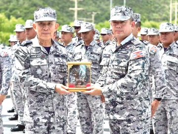 ดูแลรักษาอธิปไตย : พล.อ.ธราพงษ์ มะละคำ ปลัดกระทรวงกลาโหม มอบ “คชสีห์” ให้แก่ นาวาเอก
ณทรรศน์ รัศมีเฟื่อง ผู้บังคับการเรือหลวงนเรศวร หลังตรวจเยี่ยมกองเรือยุทธการ เรือฟริเกต รล.นเรศวร
และ รล.ภูมิพลอดุลยเดช เพื่อติดตามความพร้อมและปัญหาข้อขัดข้องในการปฏิบัติภารกิจด้านความมั่นคง
ทางทะเล รวมทั้งสร้างขวัญกำลังใจแก่กำลังพลผู้ปฏิบัติหน้าที่ปกป้องอธิปไตยของชาติ ณ อ.สัตหีบ จ.ชลบุรี