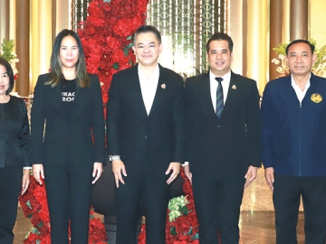 ปฐมนิเทศ : ลักษมีกานต์ อิงคะกุล ประธานเจ้าหน้าที่บริหาร มิราเคิล กรุ๊ป ต้อนรับ สรพงศ์ ไพฑูรย์พงษ์
อธิบดีกรมการขนส่งทางบก ในพิธีเปิดการสัมมนาแนะนำ “โครงการจ้างที่ปรึกษาศึกษาและวิเคราะห์แนวทาง
การยกระดับการบริหารจัดการสถานีขนส่งสินค้าชานเมืองกรุงเทพมหานครและปริมณฑล โดยการร่วมทุน
ระหว่างรัฐและเอกชน” โดยมี ดร.ชุมโชค นันทวิชิต ผู้จัดการโครงการฯ ร่วมงาน ที่ โรงแรมอัศวิน แกรนด์ คอนเวนชั่น