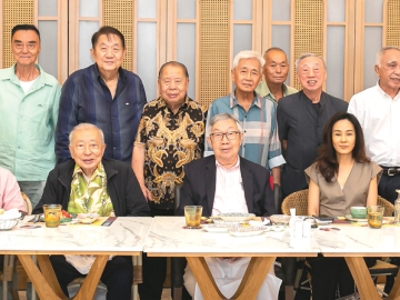 AC 02 สานสัมพันธ์ : สุทธิเกียรติ จิราธิวัฒน์ จัดงานเลี้ยงสังสรรค์เพื่อนศิษย์เก่าโรงเรียนอัสสัมชัญ AC 02 โดยมี ดร.ชุมพล พรประภา, ดร.ดำรัส
โรจนเสถียร, เจริญ เกษตรสุวรรณ, คณิต เจียรพัฒนาคม, พล.ต.อ.สมชาย ประภัสภักดี, สังข์ ว่องปรีชา, ขจร สุทธิ์วนิช, ศุภชัย สุธนฐาน,
ชัยเกียรติ วิทยพูม, เกรียงไกร พรโรจนางกูร, ชุมพล หลงสมบุญ, สุพจน์ ทรัพย์ทวีชัยกุล, พร ศรีจันทร์ และ หิน นววงศ์ ร่วมงาน เพื่อพบปะสังสรรค์ระหว่างเพื่อนร่วมรุ่นท่ามกลางบรรยากาศอันอบอุ่น ที่ ห้องอาหารเวนติซี่ โรงแรมเซ็นทารา แกรนด์ แอท เซ็นทรัลเวิลด์